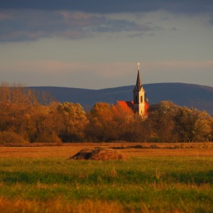 Dedinský kostol pri západe slnka na záhorí v okolí rieky Morava